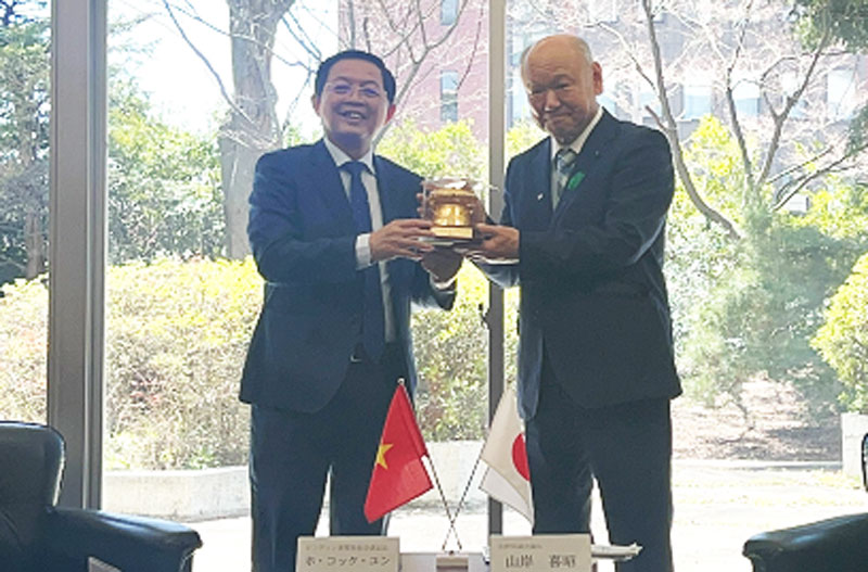 Ông Hồ Quốc Dũng tặng quà lưu niệm cho Chủ tịch Hội đồng tỉnh Nagano. Ảnh: Trung tâm XTĐT Bình Định.