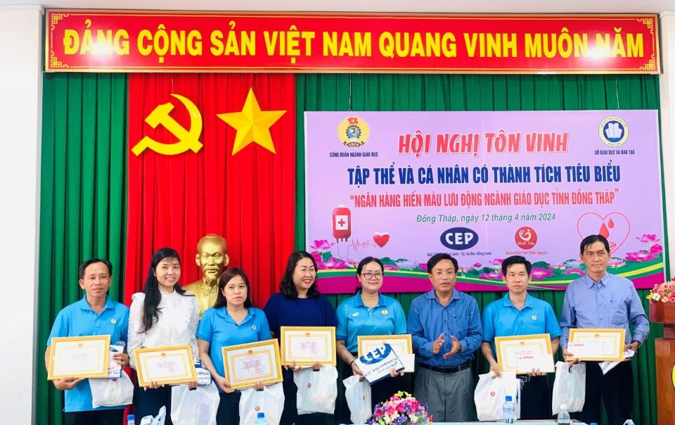 Tôn vinh, khen thưởng thầy cô đạt thành tích hiến máu tiêu biểu. Ảnh: Phan Khuyên