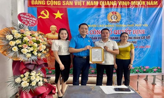 Ngày  12.4, LĐLĐ  thành  phố  Phổ  Yên (Thái  Nguyên) tổ  chức  lễ  trao  quyết định thành lập CĐCS và kết nạp đoàn viên. Ảnh: Vũ  Điệp