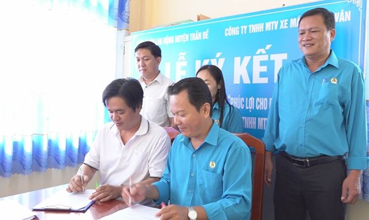 LĐLĐ huyện Trần Đề (tỉnh Sóc Trăng) và Công ty TNHH MTV xe máy Thanh Vân ký kết thoả thuận phúc lợi cho đoàn viên. Ảnh: Văn Sông