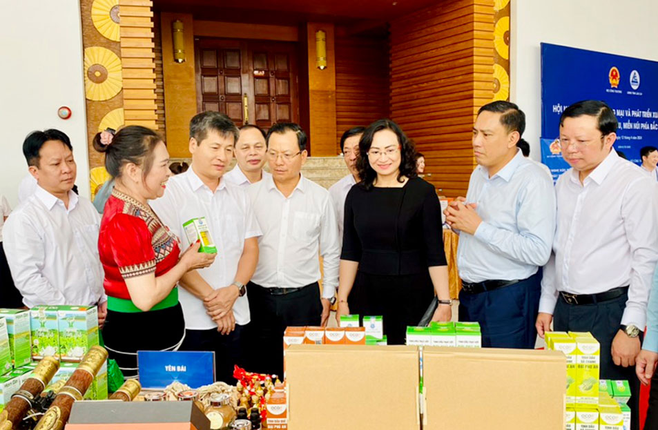 Lãnh đạo Bộ Công thương tham quan khu trưng bày giới thiệu sản phẩm của tỉnh Yên Bái. Ảnh: Thanh Chi