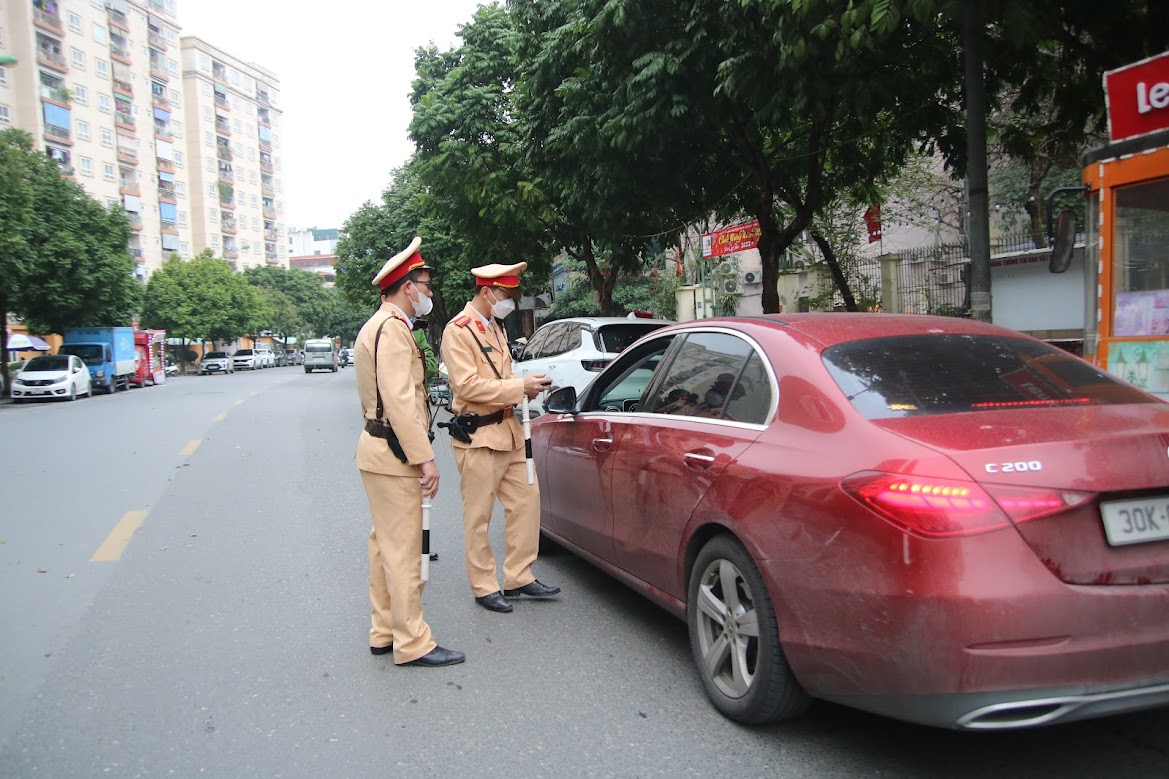 Cảnh sát giao thông kiểm tra nồng độ cồn với tài xế tại Hà Nội. Ảnh: T.Vương