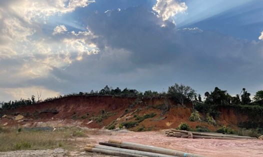 Quyền Bí thư Tỉnh ủy Lâm Đồng chỉ đạo xử lý nghiêm tình trạng khai thác đất gây sạt lở tại Khu dân cư Đông Đô. Ảnh: Khánh Phúc