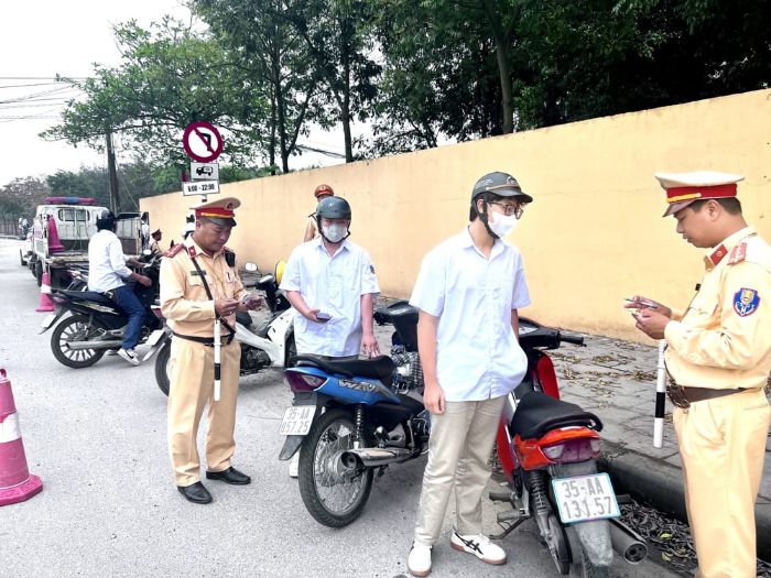 Xử lý hàng loạt học sinh vi phạm giao thông, phạt tiền gần 100 triệu đồng