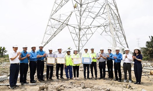 Lãnh đạo Công đoàn Điện lực Việt Nam trao quà, động viên công nhân thi công đường dây 500kV mạch 3. Ảnh: Đắc Cường