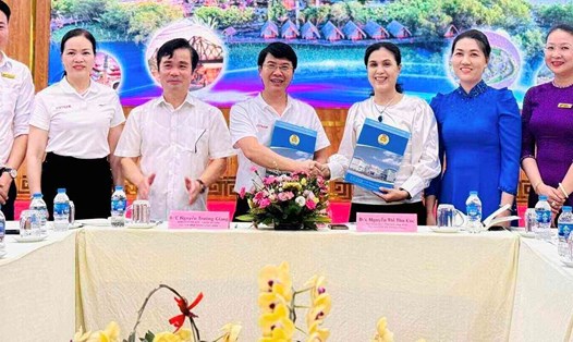 Liên đoàn Lao động quận Long Biên và Công ty TNHH Du lịch dịch vụ thương mại  Cồn Phụng đã ký kết chương trình phối hợp nâng cao phúc lợi cho đoàn viên, người lao động. Ảnh: CĐCS