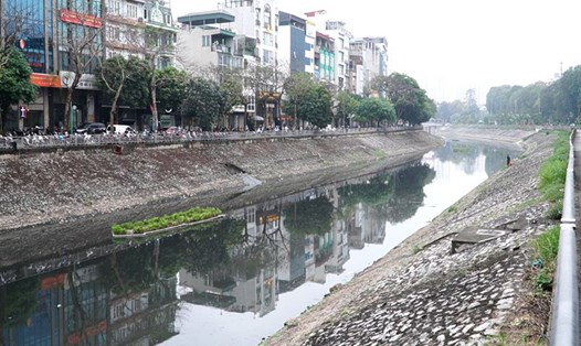 Sông Tô Lịch bị ô nhiễm nặng nề dù trải qua nhiều lần cải tạo. Ảnh: Hồng Diệp