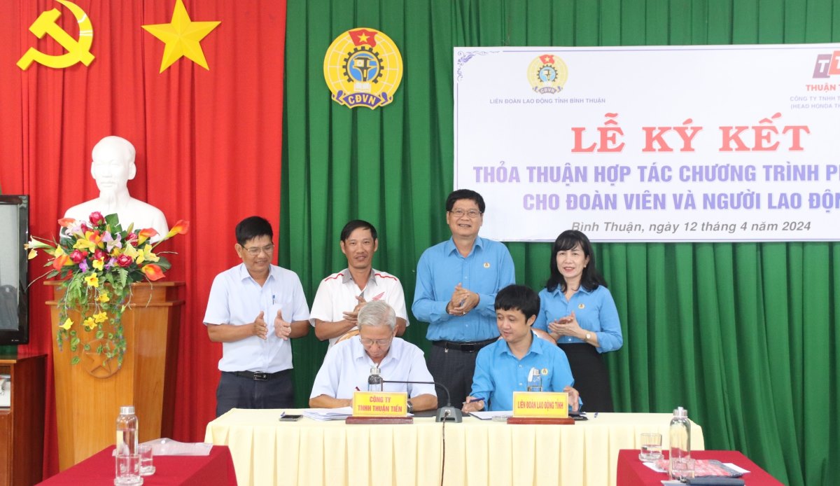 Đại diện LĐLĐ tỉnh Bình Thuận và Công ty TNHH Thuận Tiến ký kết thỏa thuận hợp tác. Ảnh: Duy Tuấn