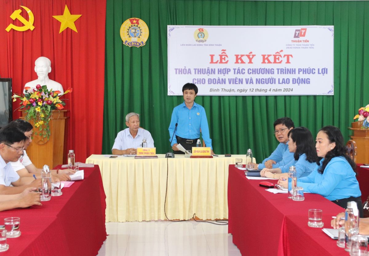 Ông Hồ Công Dương – Phó Chủ tịch LĐLĐ tỉnh Bình Thuận phát biểu tại lễ ký kết. Ảnh: Duy Tuấn