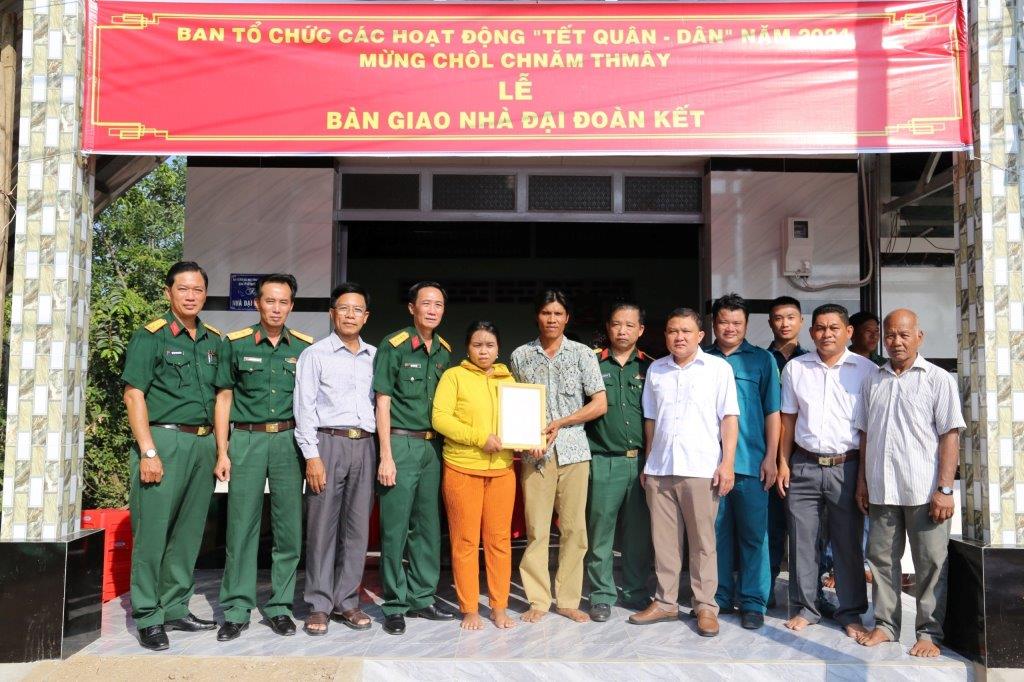 Ban Tổ chức các hoạt động Tết Quân dân năm 2024 bàn giao nhà cho các hộ đồng bào dân tộc Khmer ở xã An Minh Bắc. Ảnh: Phương Vũ