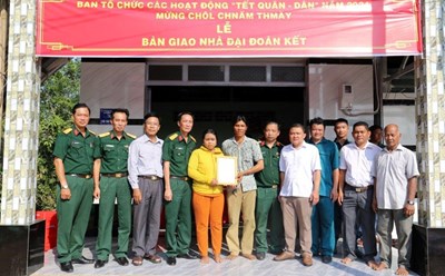 Ban Tổ chức các hoạt động Tết Quân dân năm 2024 bàn giao nhà cho các hộ đồng bào dân tộc Khmer ở xã An Minh Bắc. Ảnh: Phương Vũ