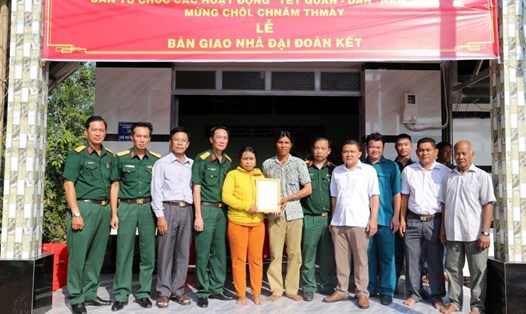 Ban Tổ chức các hoạt động Tết Quân dân năm 2024 bàn giao nhà cho các hộ đồng bào dân tộc Khmer ở xã An Minh Bắc. Ảnh: Phương Vũ