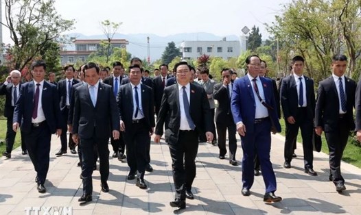 Chủ tịch Quốc hội Vương Đình Huệ thăm dự án tiêu biểu về công nghệ cao tại Trung tâm Sáng tạo Nông nghiệp xanh Vân Thiên Hóa tỉnh Vân Nam. Ảnh: Nhan Sáng/TTXVN
