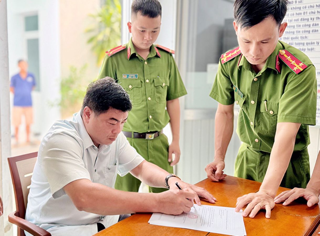 Bị can Nguyễn Bảo Sinh ký nhận các Quyêt định và Lệnh. Ảnh: Vũ Tiến