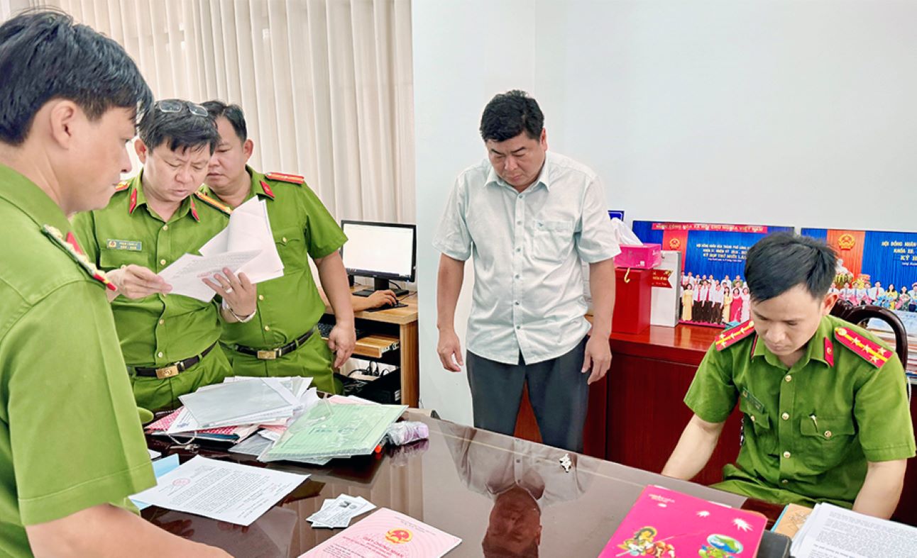 Cơ quan Cảnh sát điều tra Công an tỉnh An Giang khám xét nơi làm việc của bị can Nguyễn Bảo Sinh trước khi bắt giam. Ảnh: Vũ Tiến