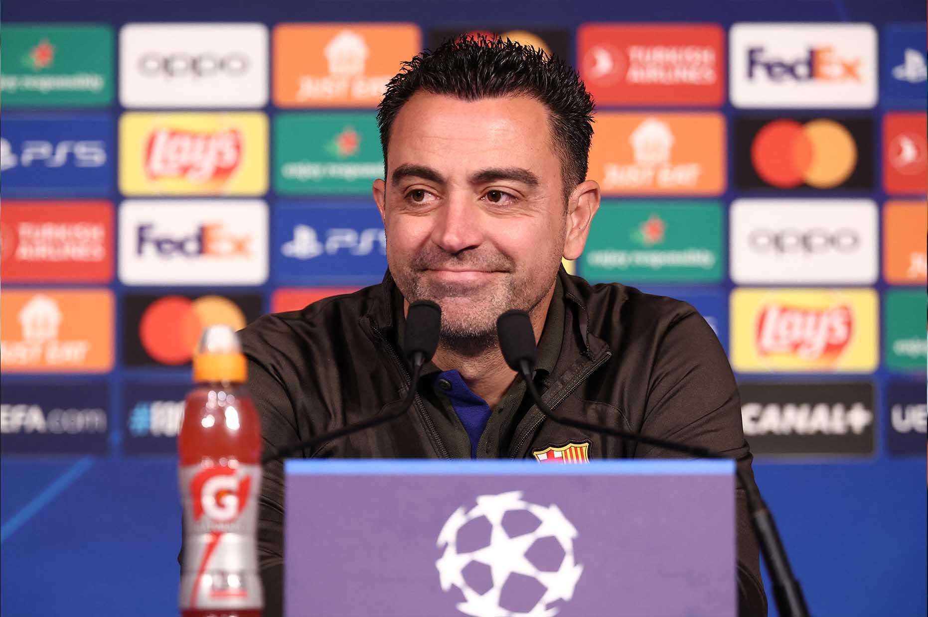 Xavi hạnh phúc trên bàn họp báo sau chiến thắng trước PSG ngay trên đất Pháp. Ảnh: AFP