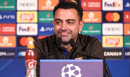 Xavi hạnh phúc trên bàn họp báo sau chiến thắng trước PSG ngay trên đất Pháp. Ảnh: AFP