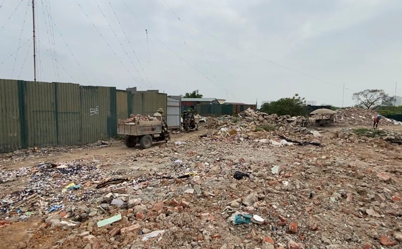 Tình trạng đổ trộm rác thải sinh hoạt, xây dựng đang diễn ra nhức nhối ở xã Tân Triều, huyện Thanh Trì. Ảnh: Cao Thơm