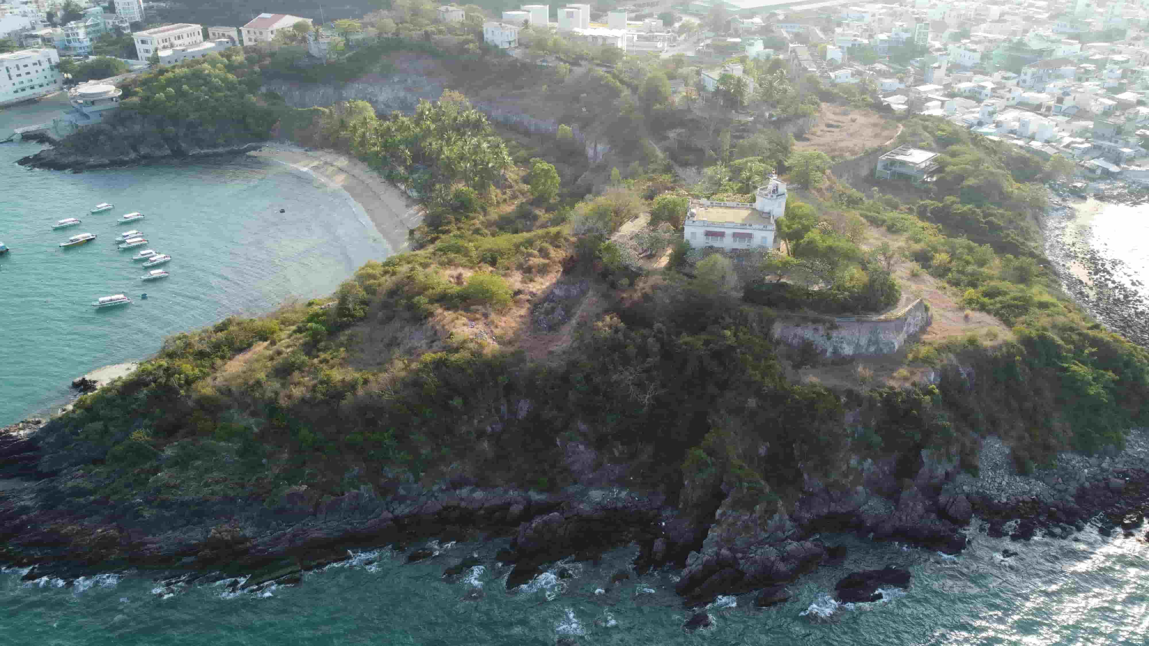 Tỉnh Khánh Hòa đang rà roát các thủ tục để tiếp nhận, quản lý 5 biệt thự ở di tích lầu Bảo Đại mà trước đó doanh nghiệp trả cho địa phương.