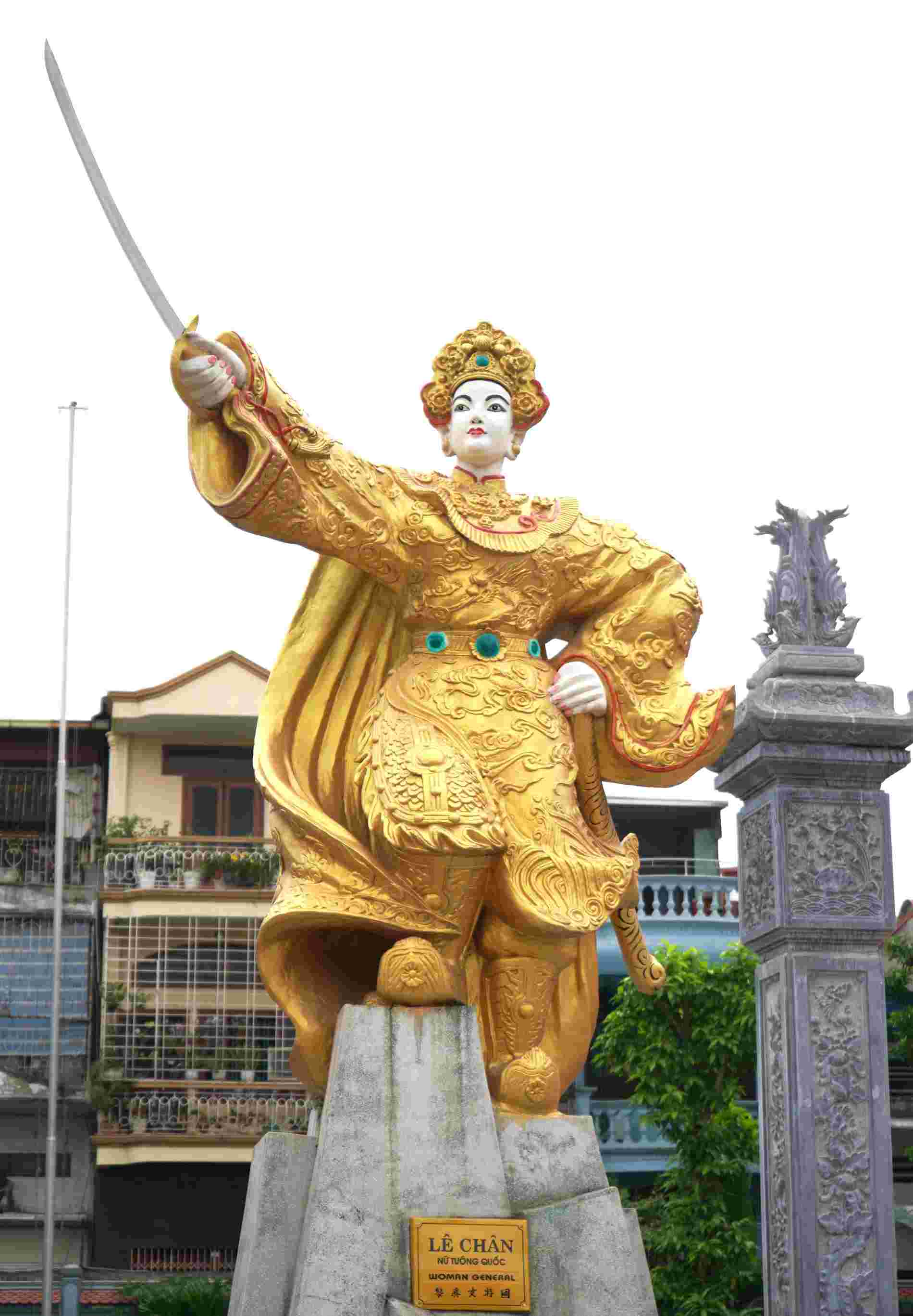 Giữa sân đình nổi bật là tượng đài nữ tướng Lê Chân được chạm khắc tinh xảo, thần thái uy nghiêm. 