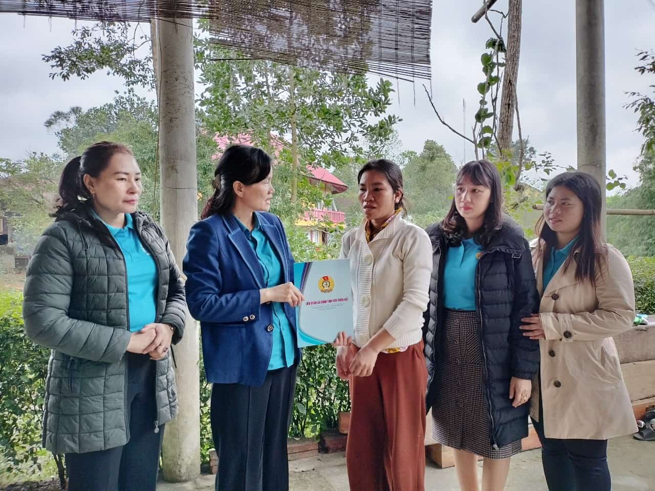 Lãnh đạo LĐLĐ Thừa Thiên Huế trao hỗ trợ cho nhân viên cấp dưỡng Trần Thị Hồng Sinh. Ảnh: Như Phương.