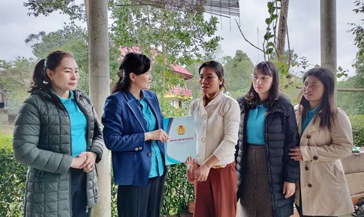 Lãnh đạo LĐLĐ Thừa Thiên Huế trao hỗ trợ cho nhân viên cấp dưỡng Trần Thị Hồng Sinh. Ảnh: Như Phương.