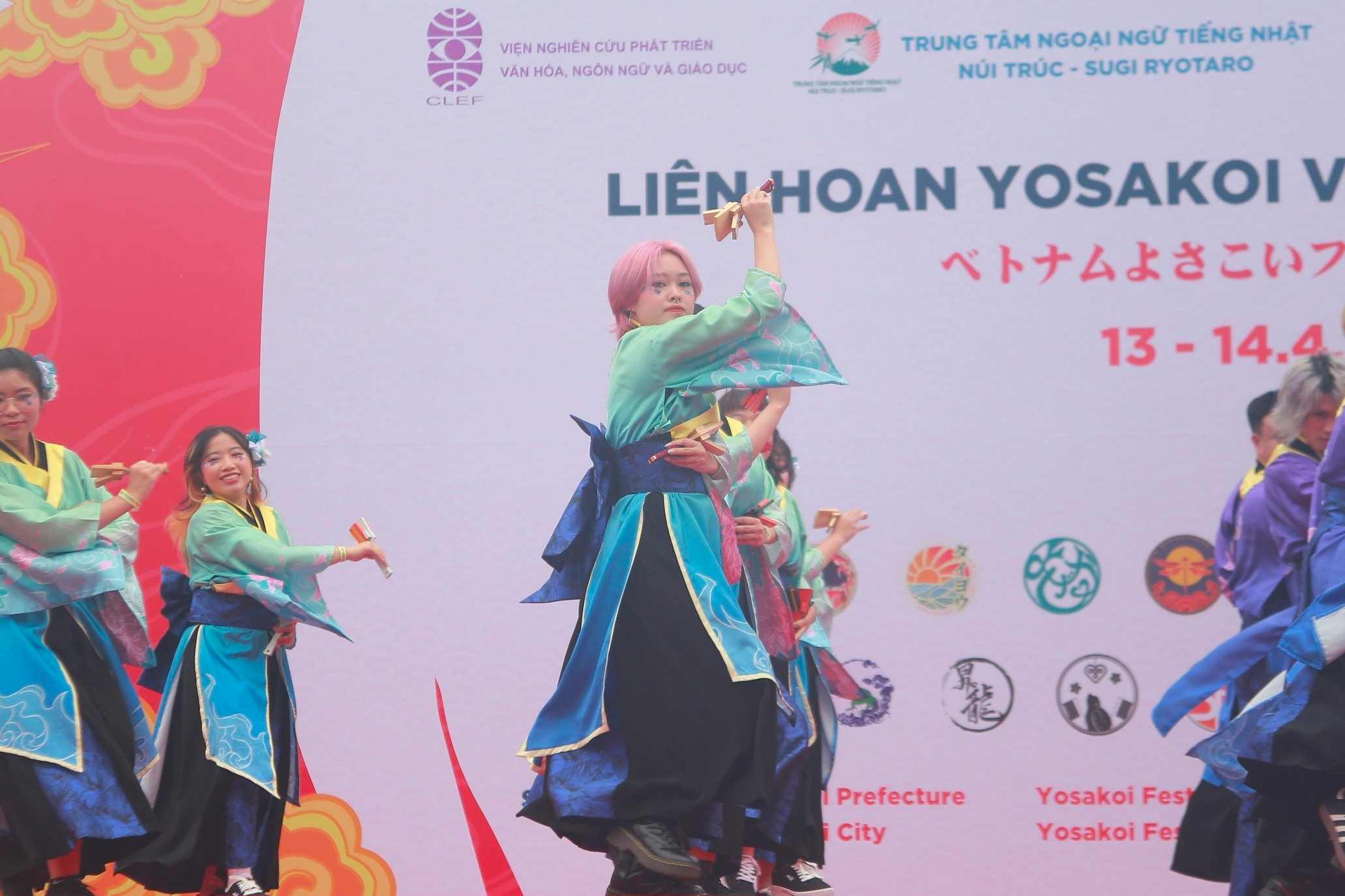 Hàng trăm vũ công trình diễn tại Liên hoan Yosakoi Việt Nam, mở màn Lễ hội Văn hóa Việt - Nhật. Ảnh: Thùy Trang