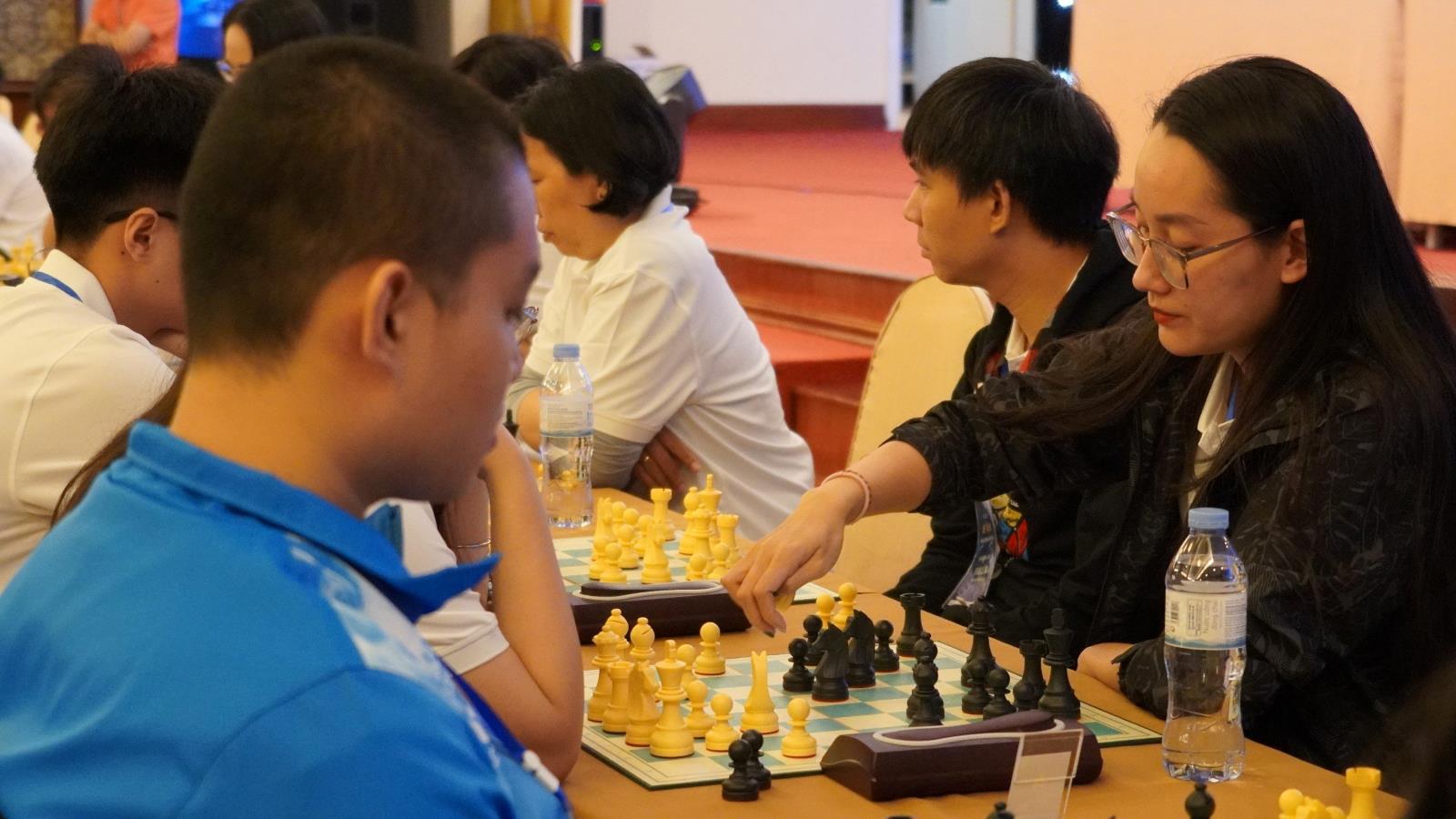 Đại kiện tướng Võ Thị Kim Phụng (áo đen, phải) là thành viên đội Bà Rịa - Vũng Tàu đang thi đấu tại giải. Ảnh: Thành An