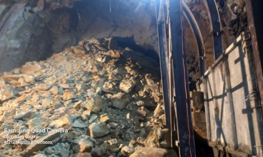 Đoạn sạt lở hầm đường sắt tại Đèo Cả vẫn chưa được khắc phục. Ảnh: Cộng tác viên