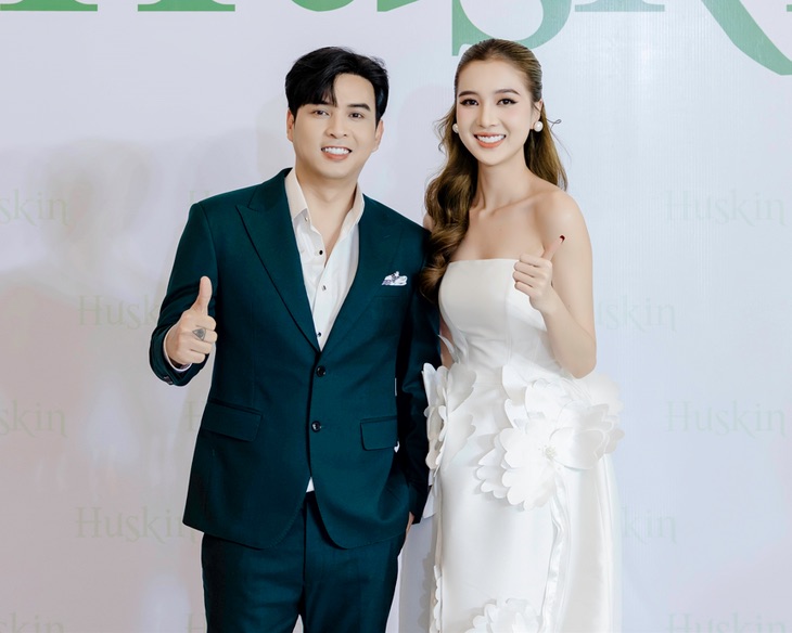 Hồ Quang Hiếu và vợ. Ảnh: NSCC.