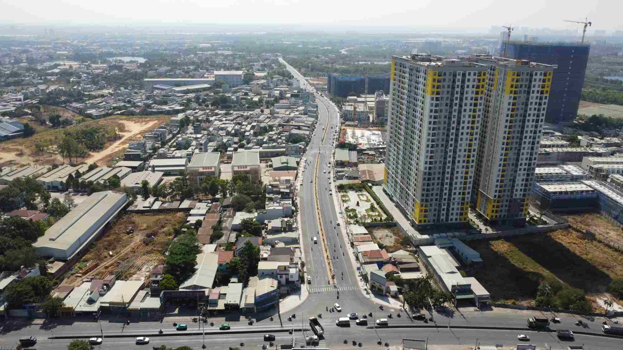 Đây là hình ảnh dự án đường trục chính Đông Tây tại phường Đông Hòa, thành phố Dĩ An, tỉnh Bình Dương. Trước đây là đường Thống Nhất hiện đang được mở rộng và kéo dài thêm để kết nối với Bến xe Miền Đông mới.