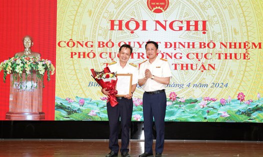 Phó Tổng cục trưởng Mai Sơn (bên phải) trao Quyết định và chúc mừng ông Nguyễn Đức Ngọc. Ảnh: Tổng cục Thuế.


