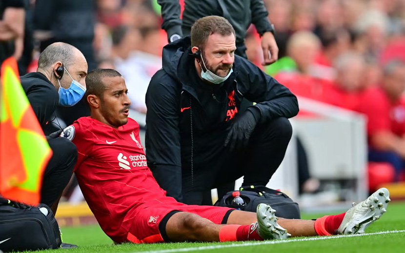 Chấn thương liên tục ập đến với Thiago trong khoảng thời gian ở Anfield.  Ảnh: AFP