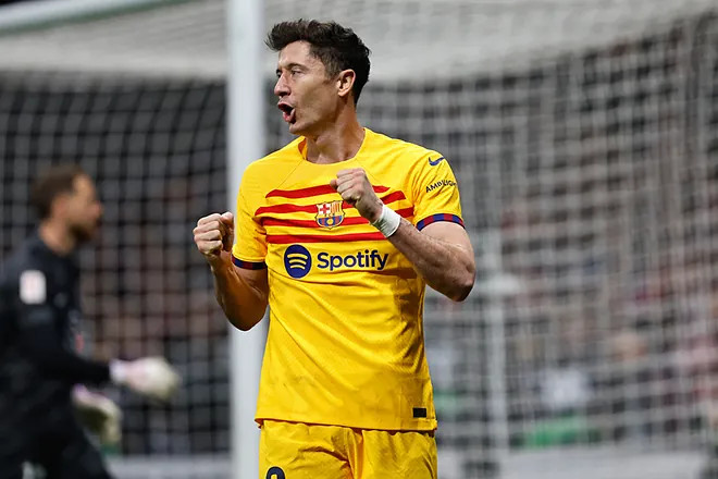 Robert Lewandowski ăn mừng bàn thắng vào lưới Atletico Madrid.  Ảnh: Marca