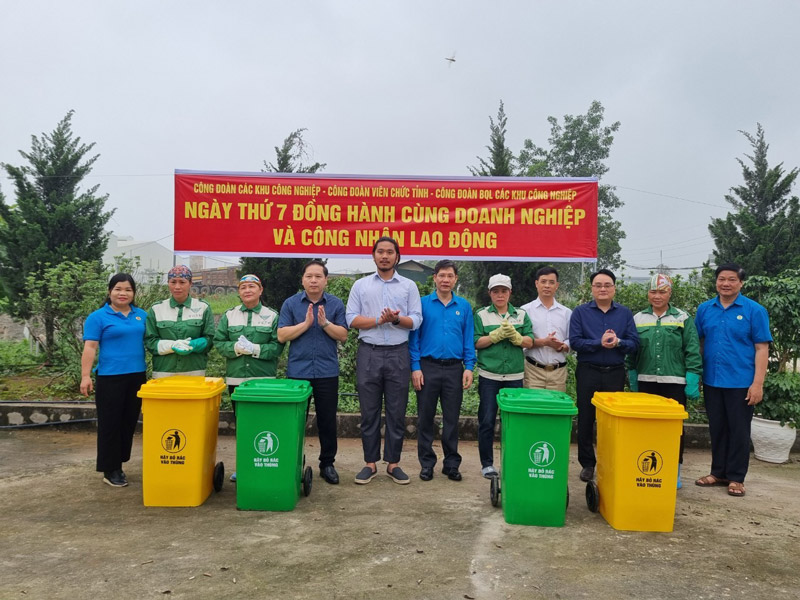 Cán bộ các cấp Công đoàn cùng công nhân thực hiện vệ sinh nơi làm việc tại Công ty Khoáng Sản Năng Lượng Xanh Việt Nam. Ảnh: Phan Kiên