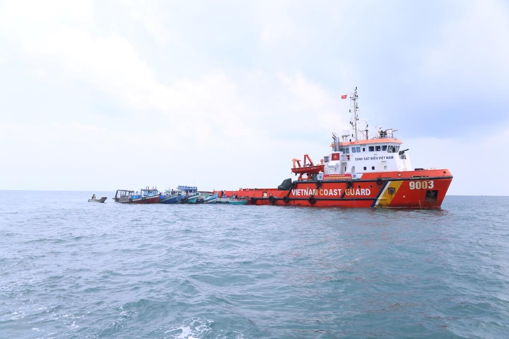 Tàu CSB 9003 - Hải đội 401 cấp nước ngọt cho Nhân dân trên biển. Ảnh: Vùng Cảnh sát biển 4 