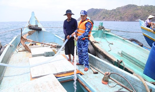 Lực lượng Vùng Cảnh sát biển 4 cấp nước ngọt cho các tàu ở đảo Hòn Chuối. Ảnh: Vùng Cảnh sát biển 4