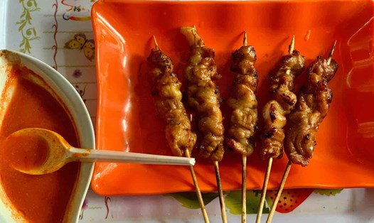 Mỗi xiên thịt nướng của chị Loan có giá 5.000 đồng, ăn kèm với tương ớt cay. Ảnh: Nhật Minh