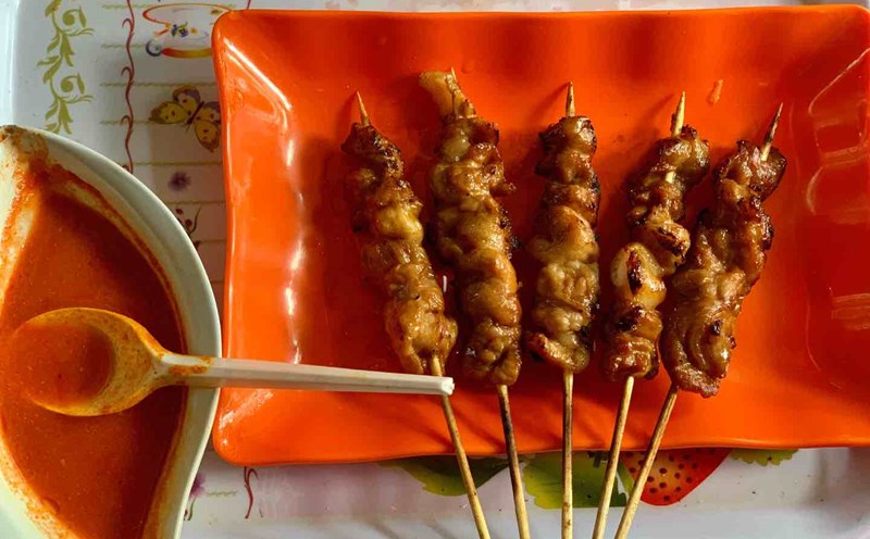 Mỗi xiên thịt nướng của chị Loan có giá 5.000 đồng, ăn kèm với tương ớt cay. Ảnh: Nhật Minh