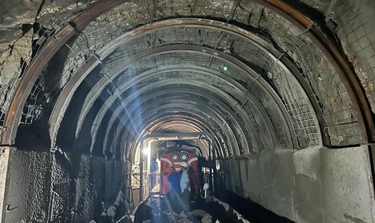 Tối 12.4, khối đất đá khoảng 180m3 sạt lở từ tại hầm hầm Bãi Gió (Khánh Hòa). Ảnh: Tổng Công ty đường sắt Việt Nam.
