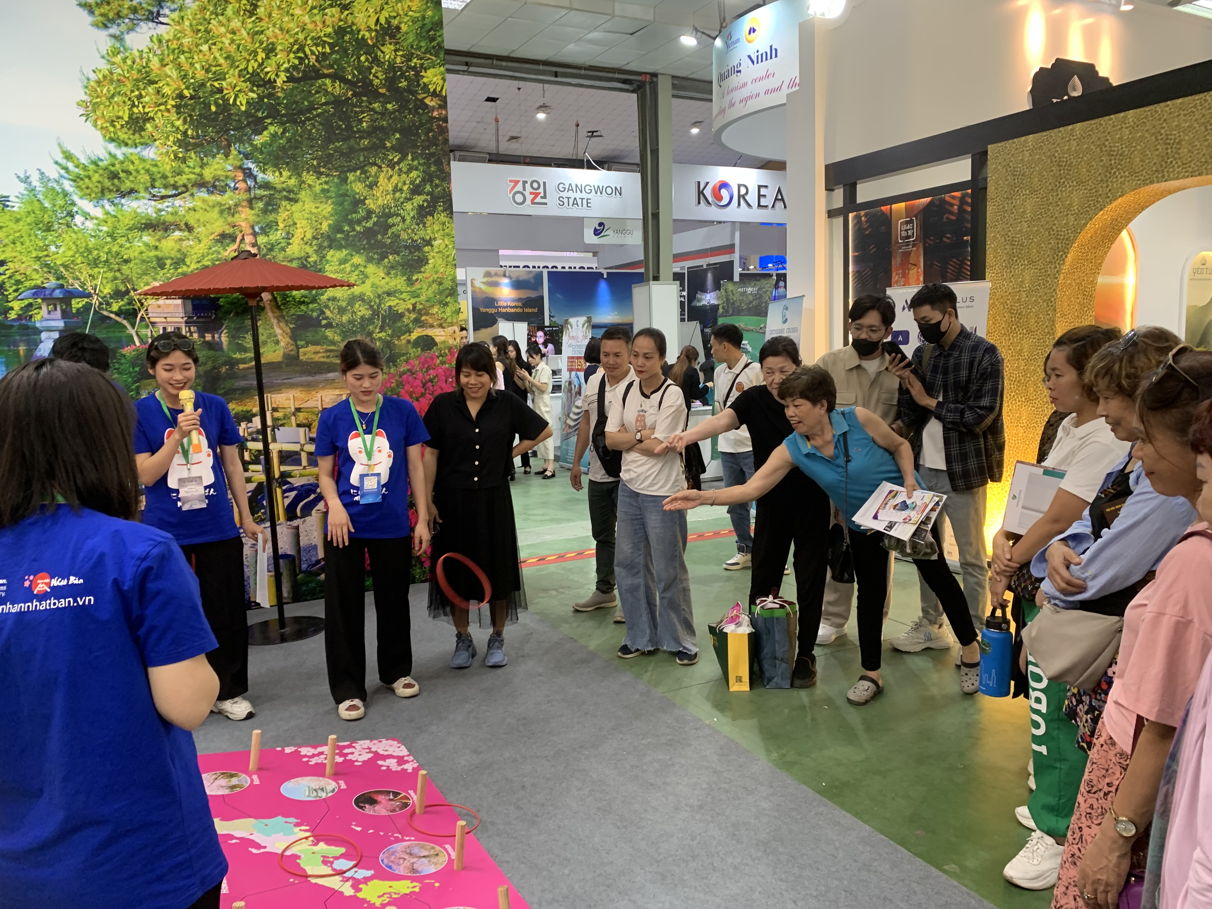 Khách tham quan hào hứng chơi game, khám phá các điểm du lịch Nhật Bản tại gian hàng của Cơ quan Xúc tiến du lịch Nhật Bản (JNTO) tại hội chợ.