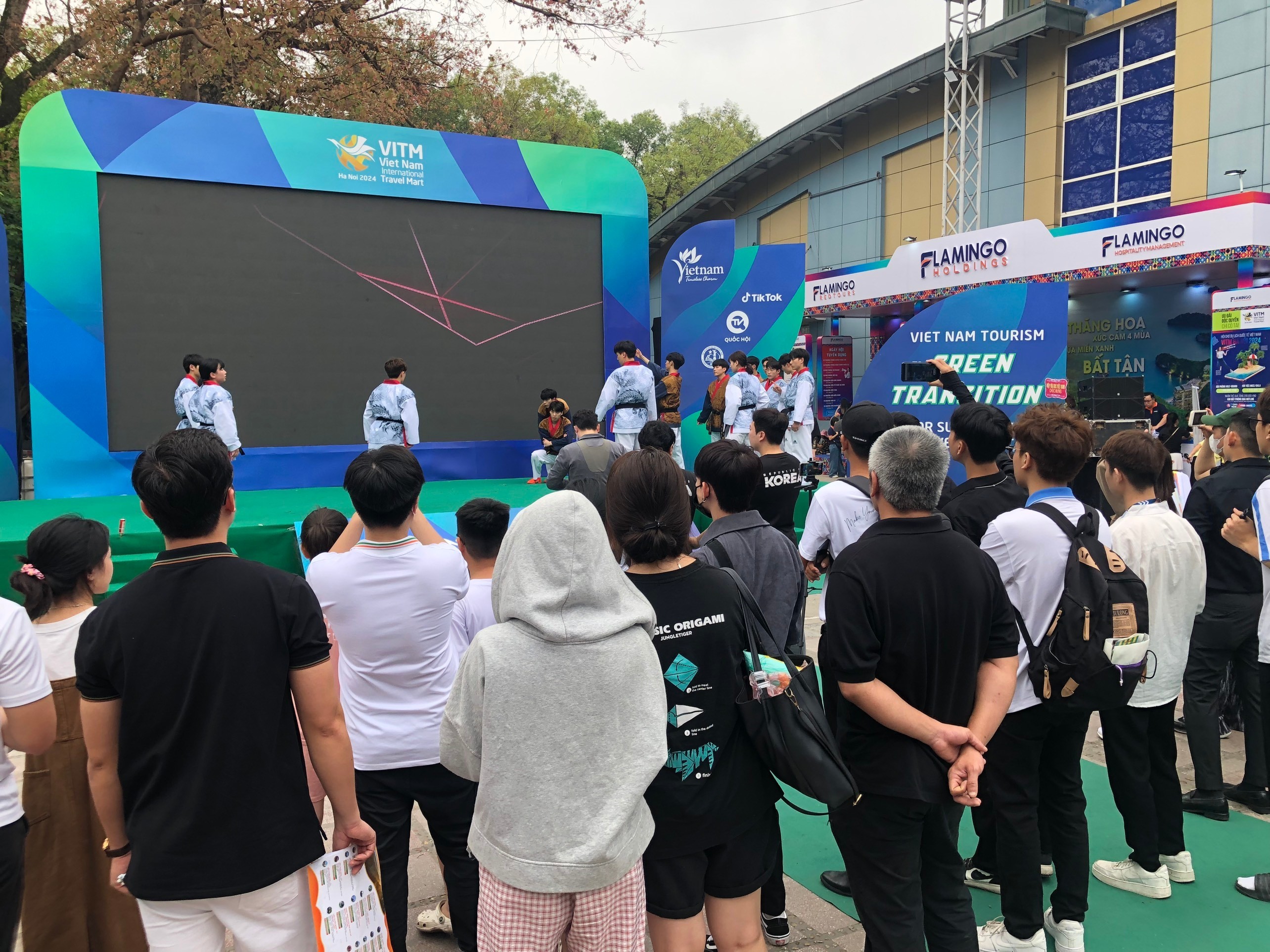 VITM Hà Nội 2024 cũng rất sôi động, nhiều màu sắc với nhiều chương trình biểu diễn nghệ thuật đặc sắc, mang đậm yếu tố văn hoá truyền thống của các đoàn nghệ thuật trong nước và quốc tế như múa truyền thống Sarawak (Malaysia); nhảy đường phố Jia Jiang (Đài Loan, Trung Quốc), biểu diễn Taekwondo (Hàn Quốc)...