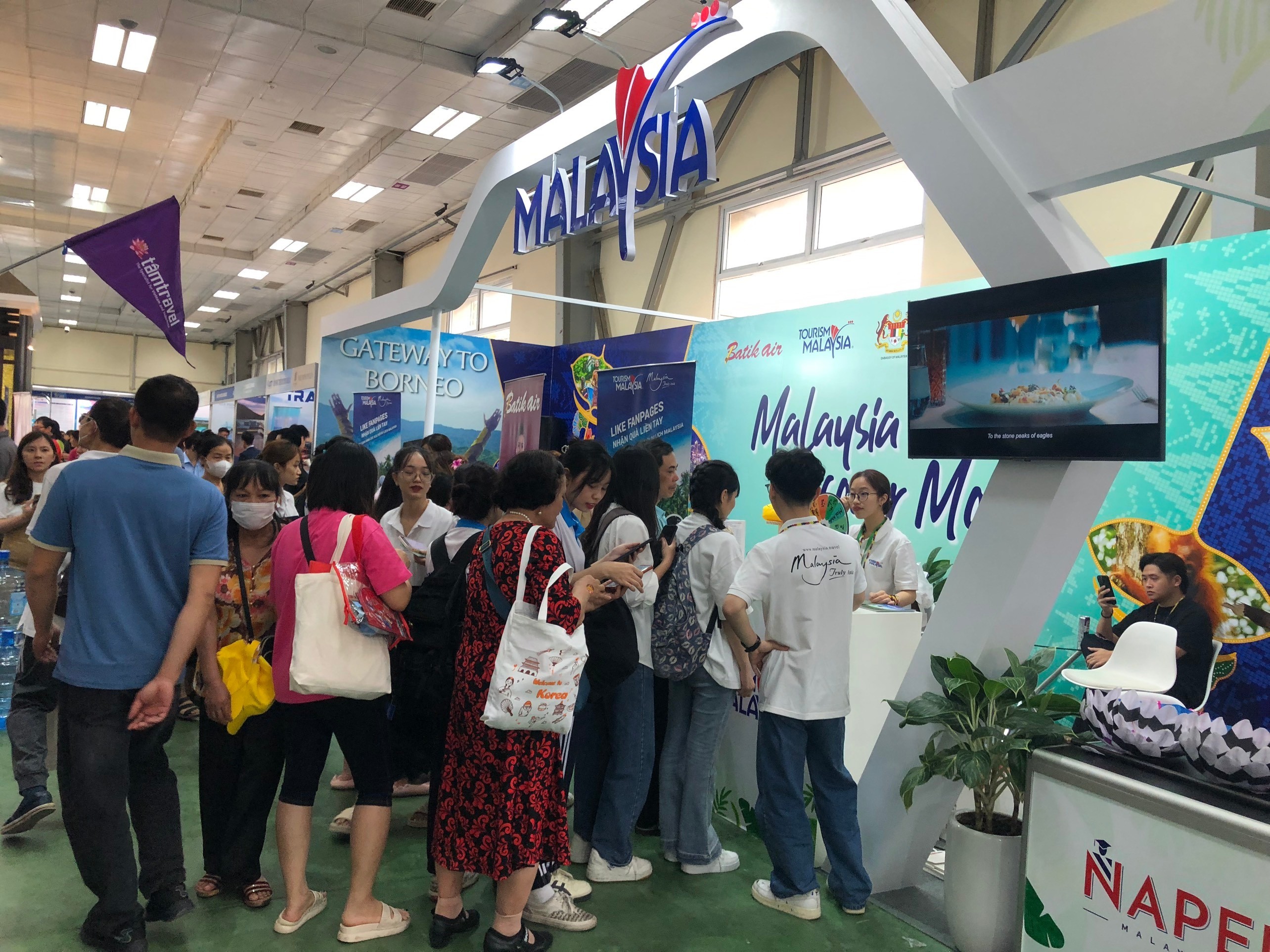 Chị Mai (23 tuổi) nhân viên tại gian hàng cho hay: “Gian hàng của Ấn Độ và Malaysia bé hơn các gian hàng khác nhưng vẫn rất đông khách tới để tìm hiểu. Mình nghĩ chắc do giá cả các tour du lịch ở đây có nhiều ưu đãi và nhiều phần quà tặng kèm cũng như hai địa điểm khá mới mẻ để đi du lịch nên thu hút nhiều khách hàng như vậy”.