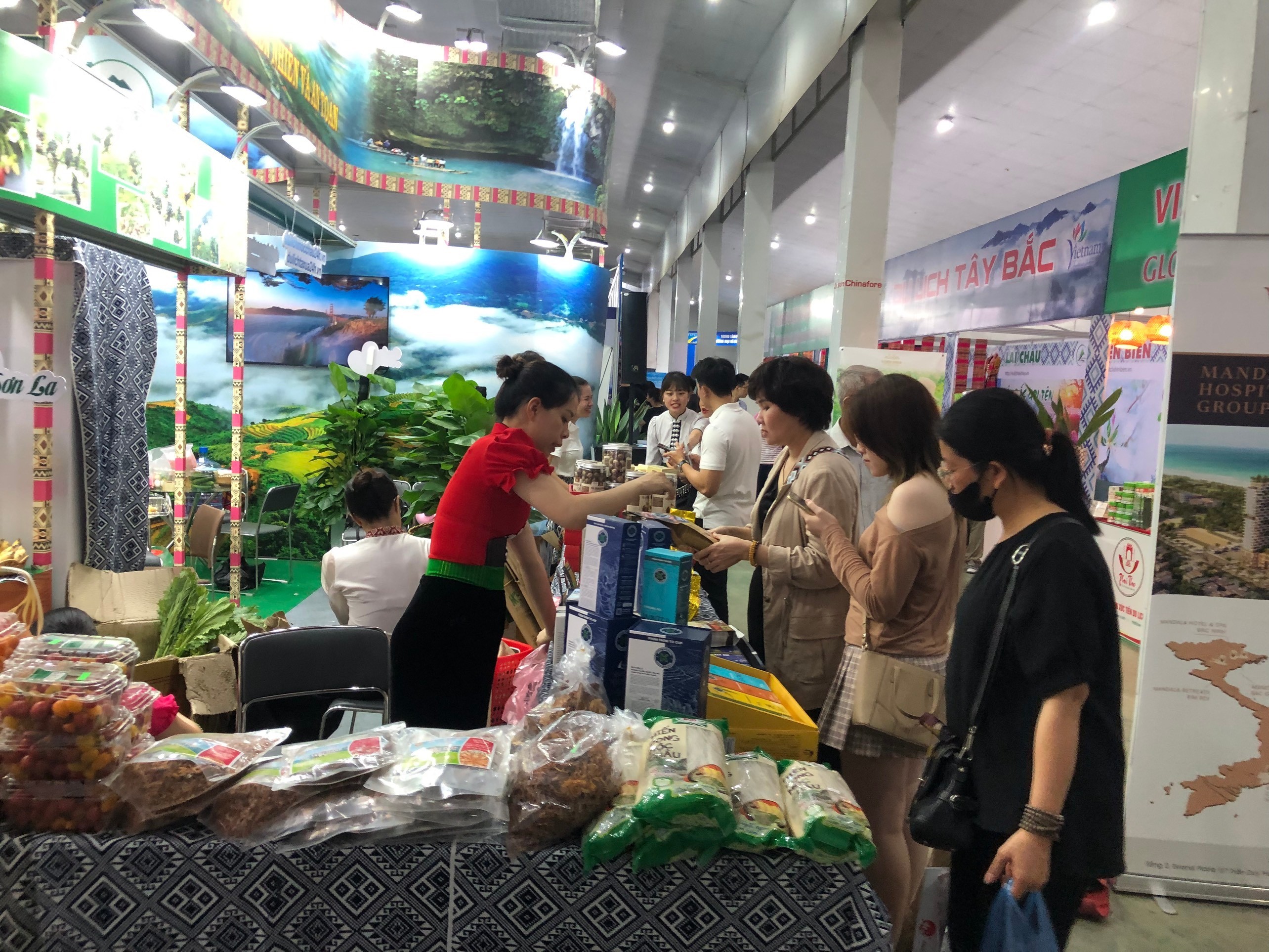 Bên cạnh đó, các sản phẩm OCOP mang những đặc trưng văn hóa của các vùng miền trong cả nước đều được giới thiệu tới du khách. Tại hội chợ, nhiều địa phương, điểm đến, doanh nghiệp tổ chức các hoạt động xúc tiến du lịch như hội nghị Xúc tiến, quảng bá du lịch Kiên Giang và Đồng bằng sông Cửu Long tại Hà Nội, hội nghị Xúc tiến, quảng bá du lịch tỉnh Thái Nguyên tại Hà Nội năm 2024, hội nghị Xúc tiến, quảng bá du lịch Ninh Bình - Thanh Hóa - Nghệ An - Hà Tĩnh...