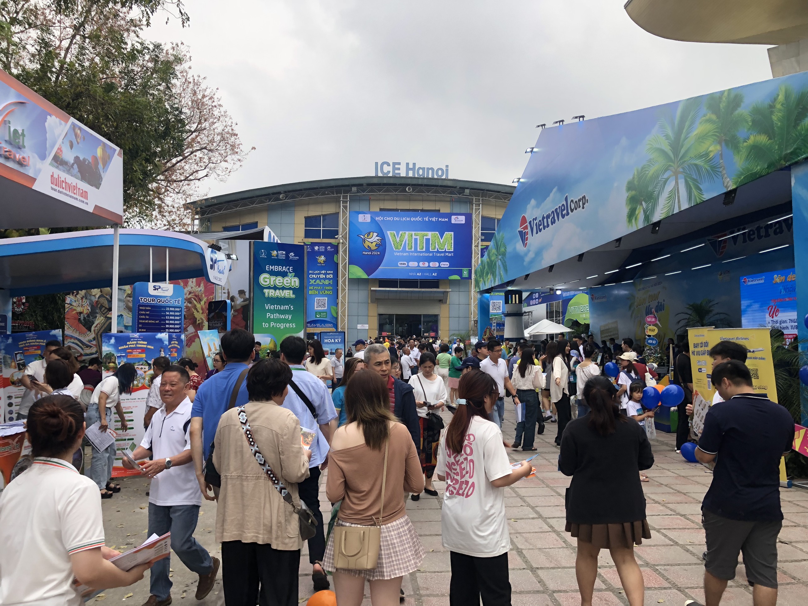Ngày 13.4, Hội chợ quốc tế du lịch VITM 2024 được tổ chức tại Trung tâm Triển lãm quốc tế ICE (quận Hoàn Kiếm, Hà Nội) vừa mở cửa đã tấp nập du khách tới mua sắm sản phẩm du lịch.