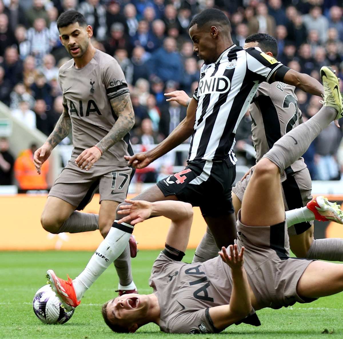 Newcastle ghi 2 bàn thắng chớp nhoáng trong hiệp 1 để nhấn chìm Tottenham. Ảnh: Newcastle