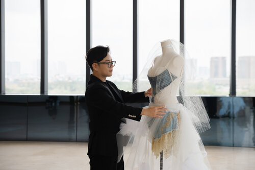 Nhà thiết kế Chung Thanh Phong với mẫu váy after party đăc biệt dành cho Minh Tú. Ảnh: Nhân vật cung cấp