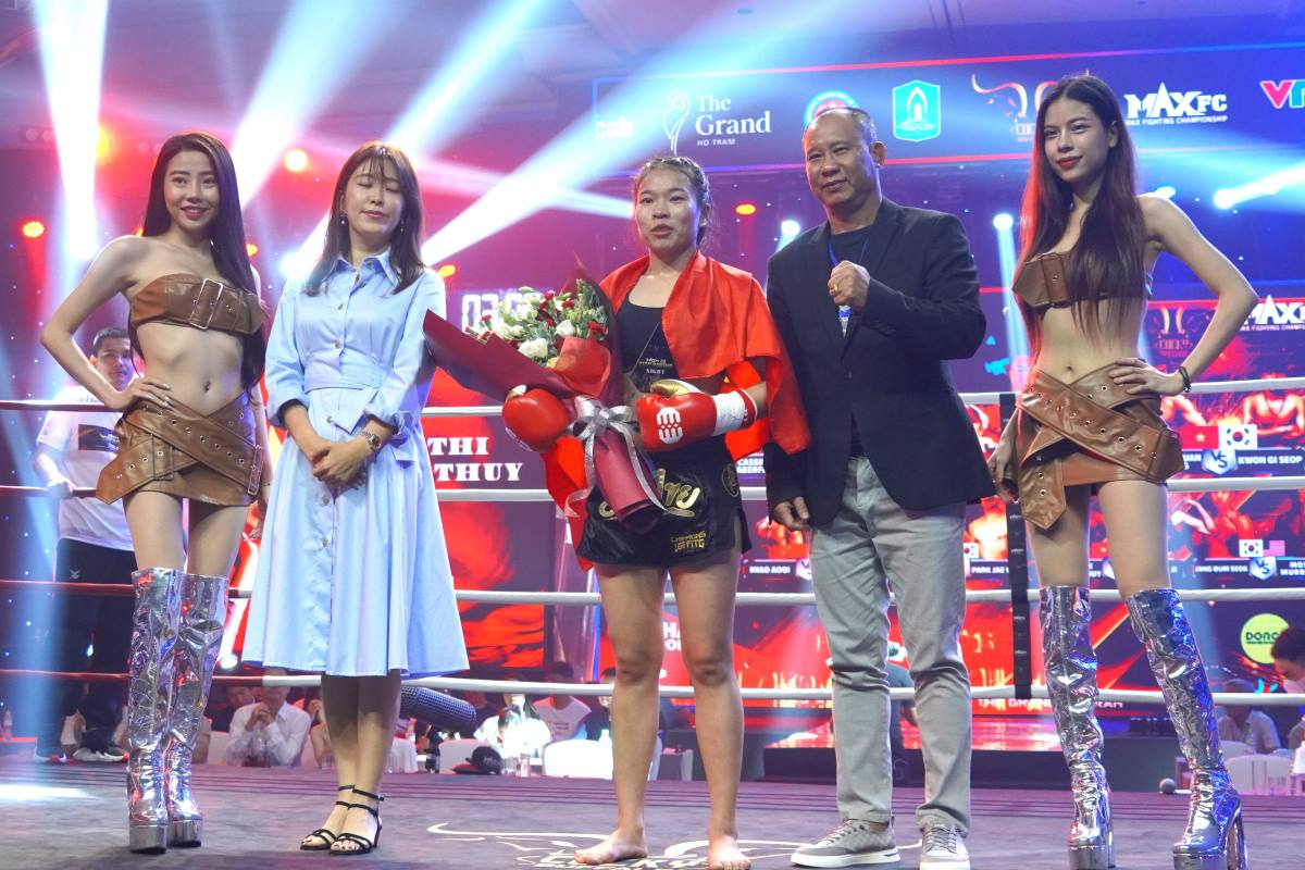 Triệu Thị Phương Thủy giành chiến thắng áp đảo trong trận đấu thứ tư của sự kiện MaxFC 26. Ảnh: Thành An