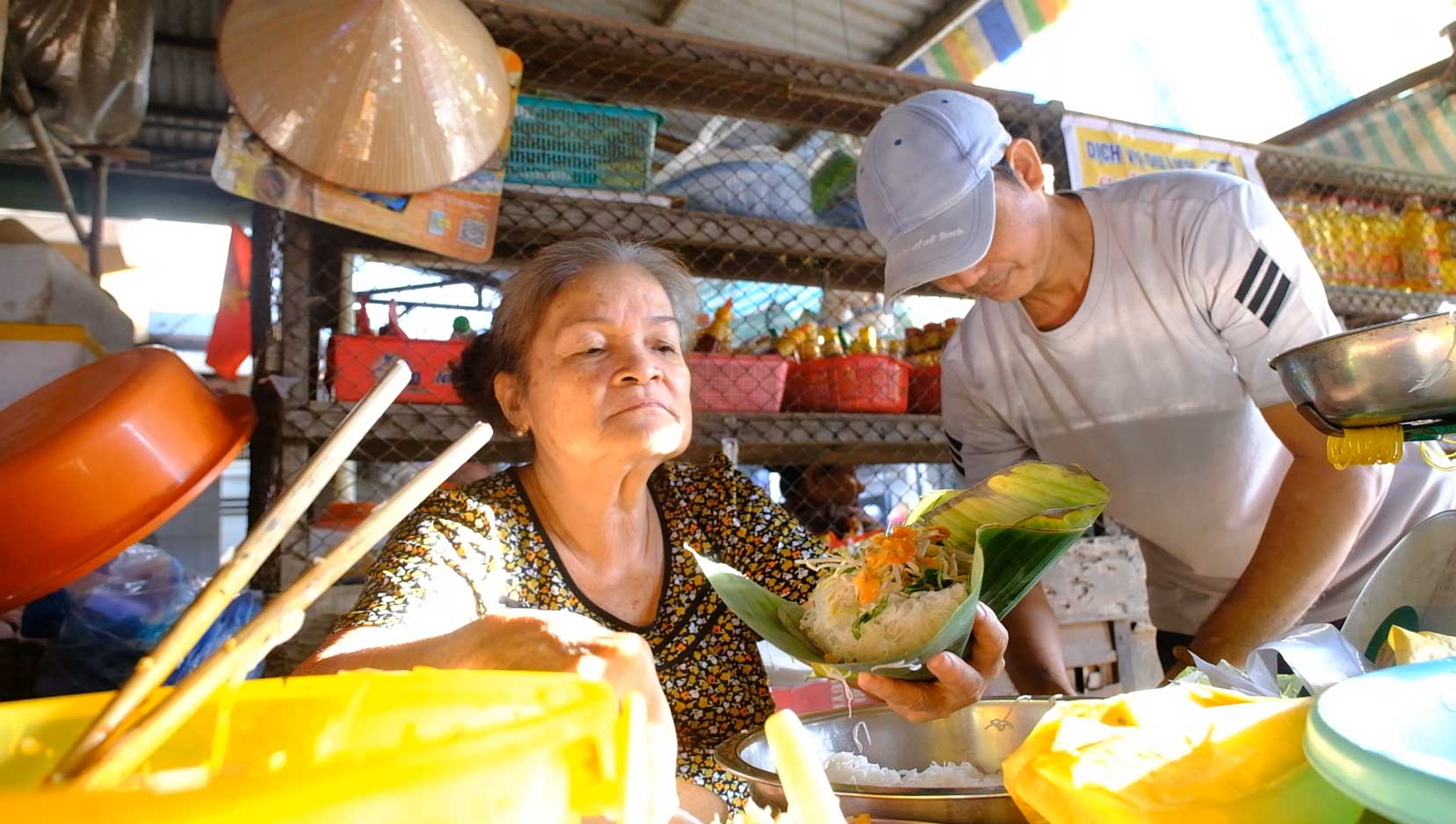 Đã 40 năm bán bánh tằm tép, bà Huỳnh Thị Kim Chi (quận Ô Môn, TP Cần Thơ), cho biết, nghề này do mẹ truyền lại cho bà.