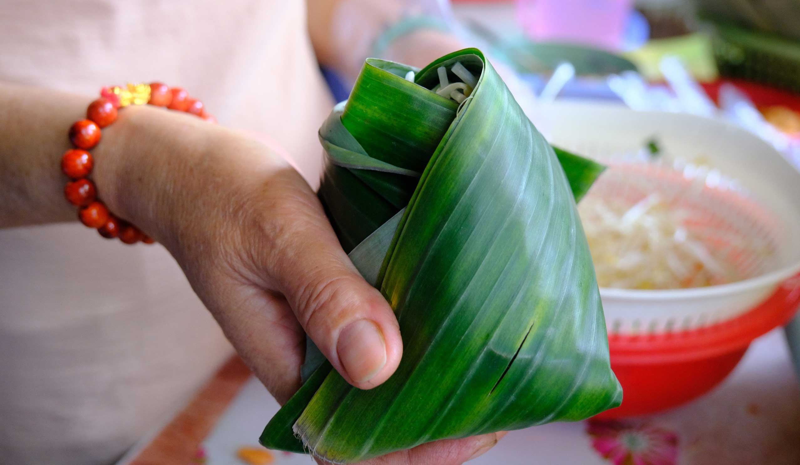 “Bánh gói trong lá chuối có hương vị thơm hơn là để trong túi nilong. Nhiều người dân vì thích hương vị đó mà tìm đến mua“, bà Chi nói.